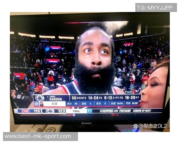 哈登36岁依旧拼搏51分钟赛场上的孤独与坚持让人心疼